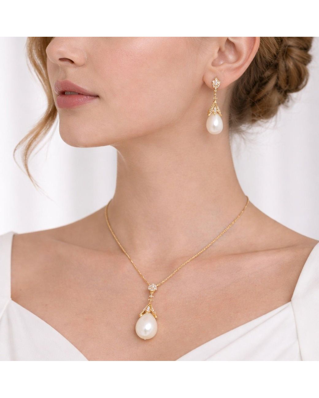 Ninemoo Metallic Fleur De Lumière Pearl Pendant Necklace