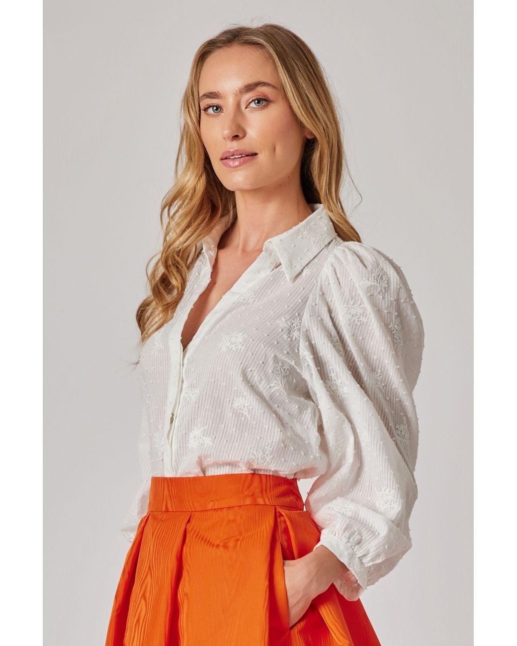 Marianna Déri White Blouse With Floral Embroidery