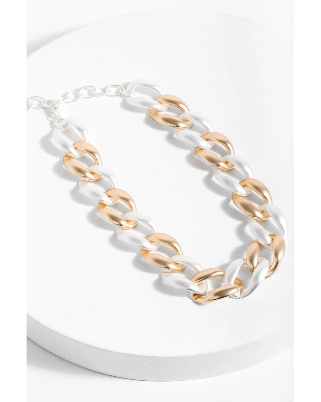Saachi White And Chunky Necklace
