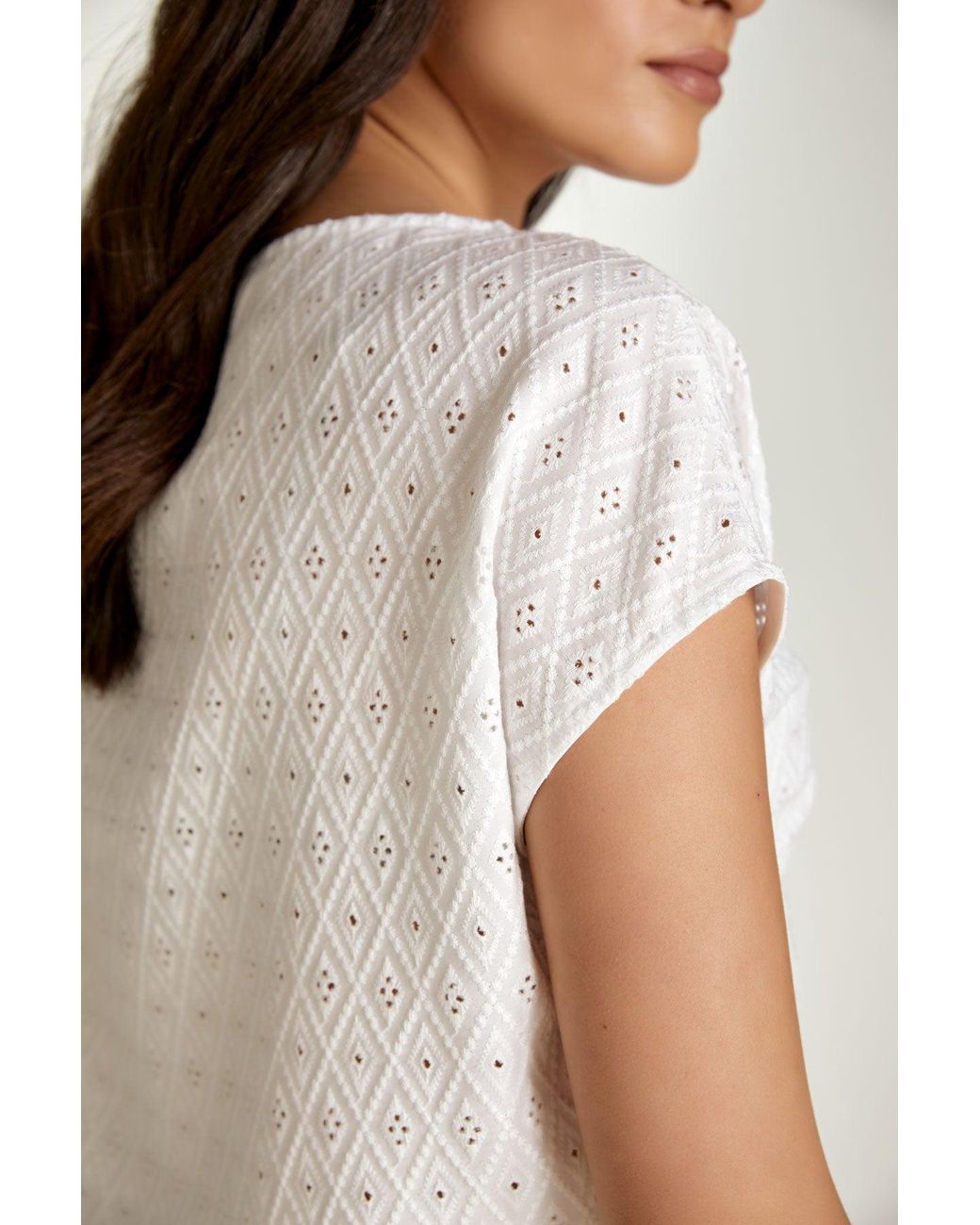 Conquista White Sleeveless Embroidered Top