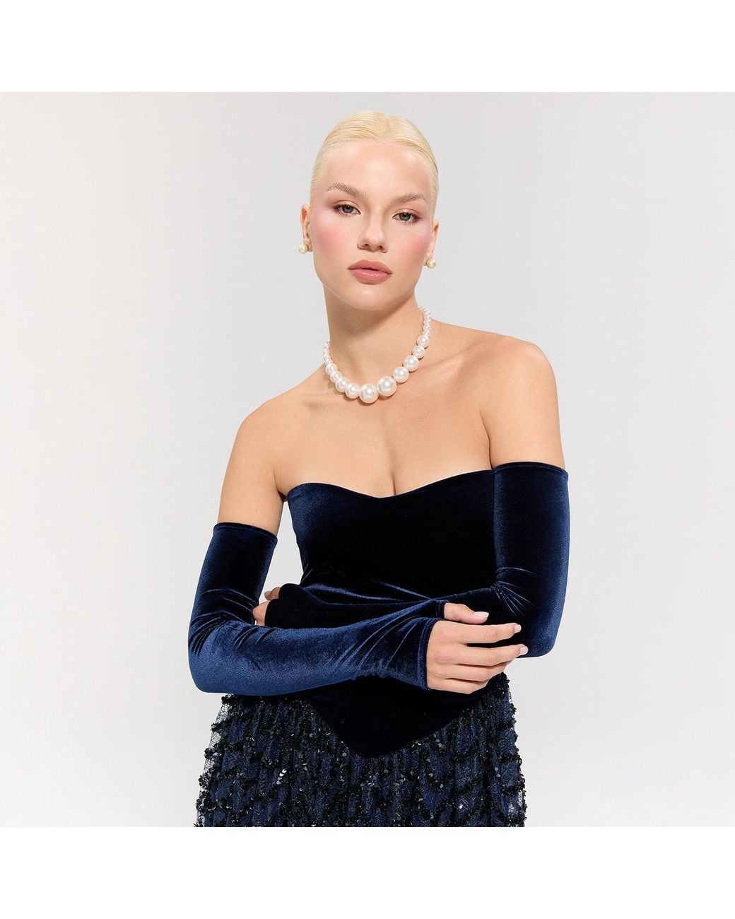 Nur Karaata Blue Throne Of Velvet Gown