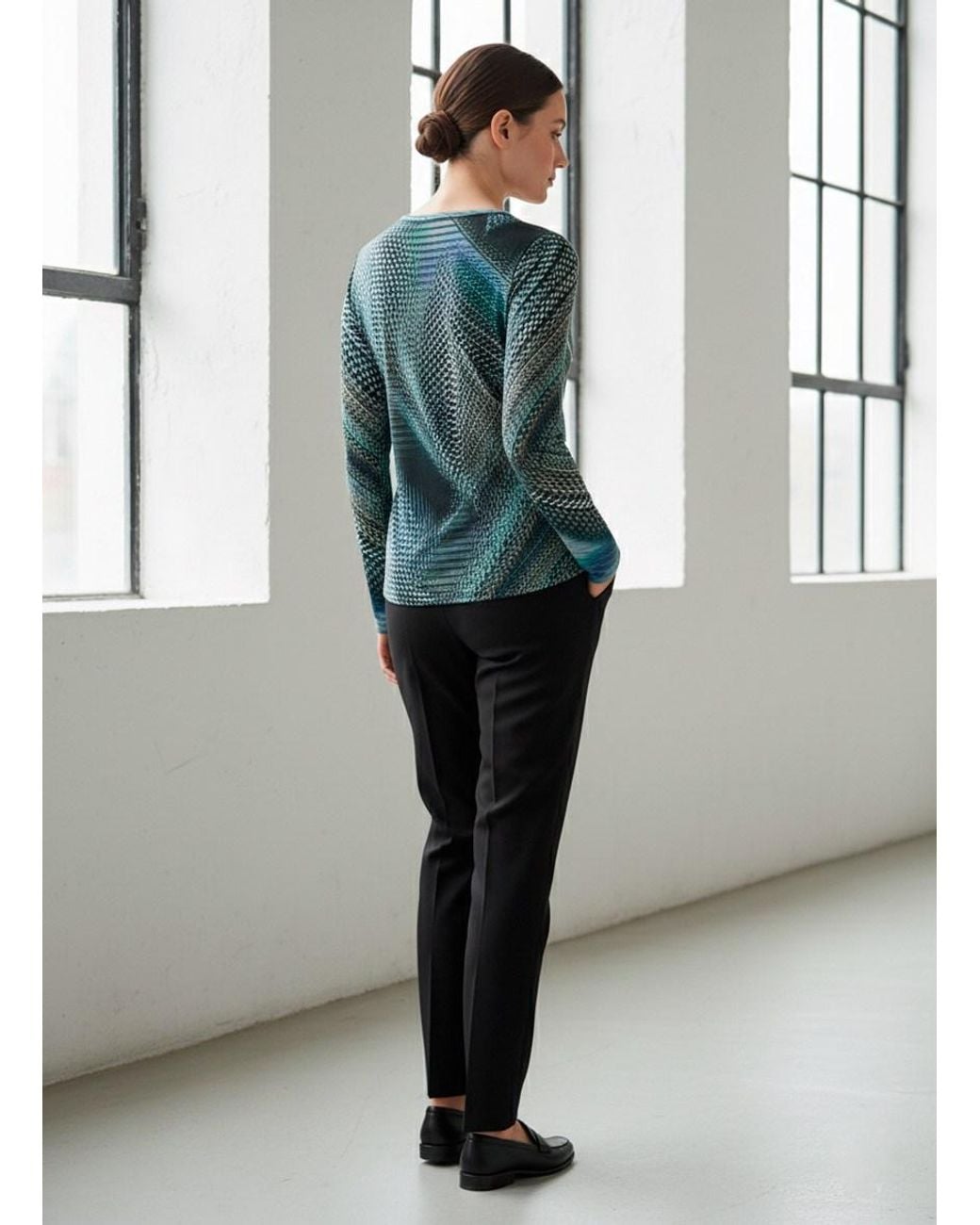 Conquista Green Abstract Print V-Neck Top – Elegant Long Sleeve Design
