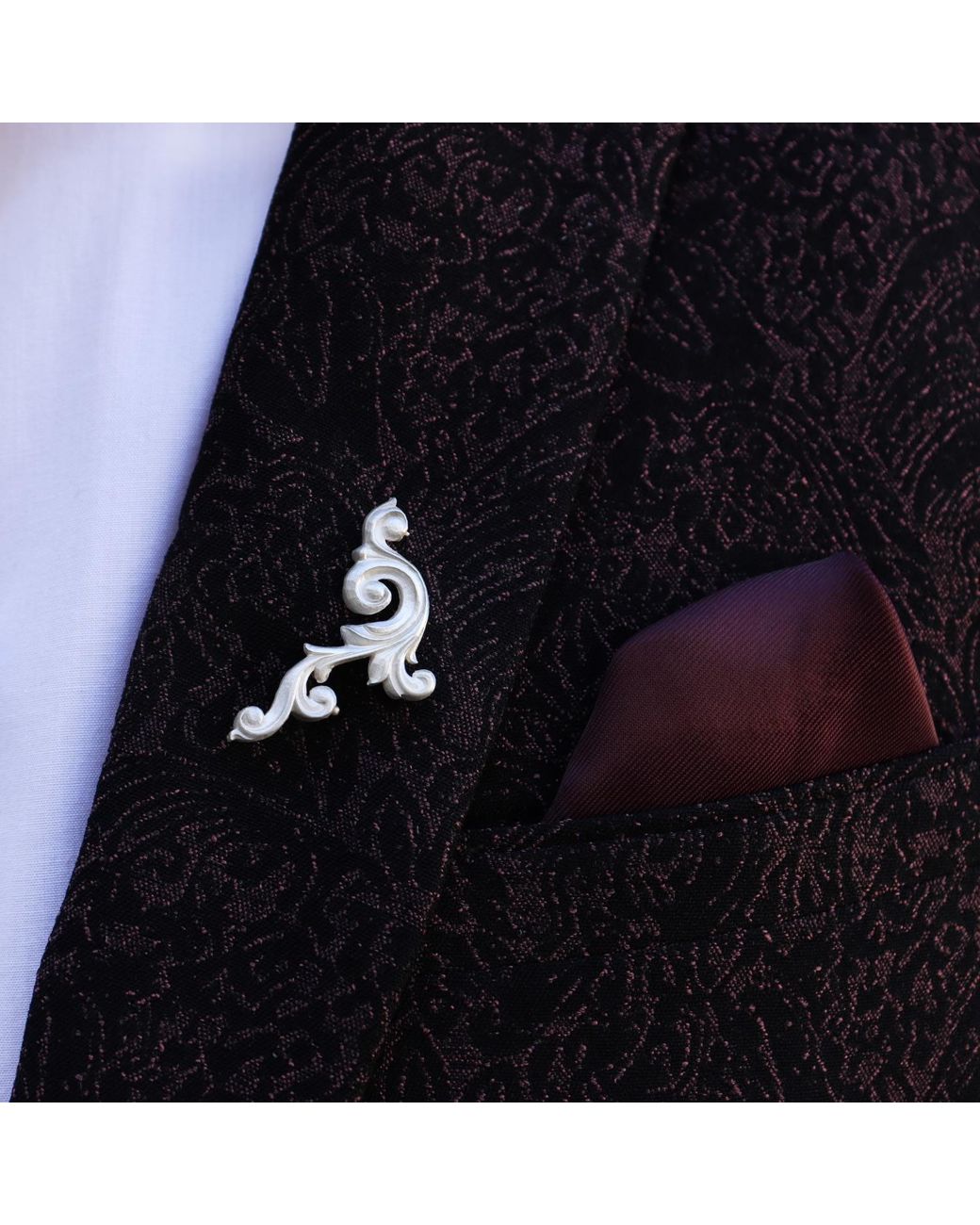 Gabriella Alicia White Acanthus Scroll