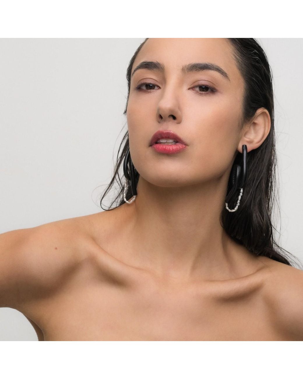 WAIWAI Black Pearl Twist Leather Earrings