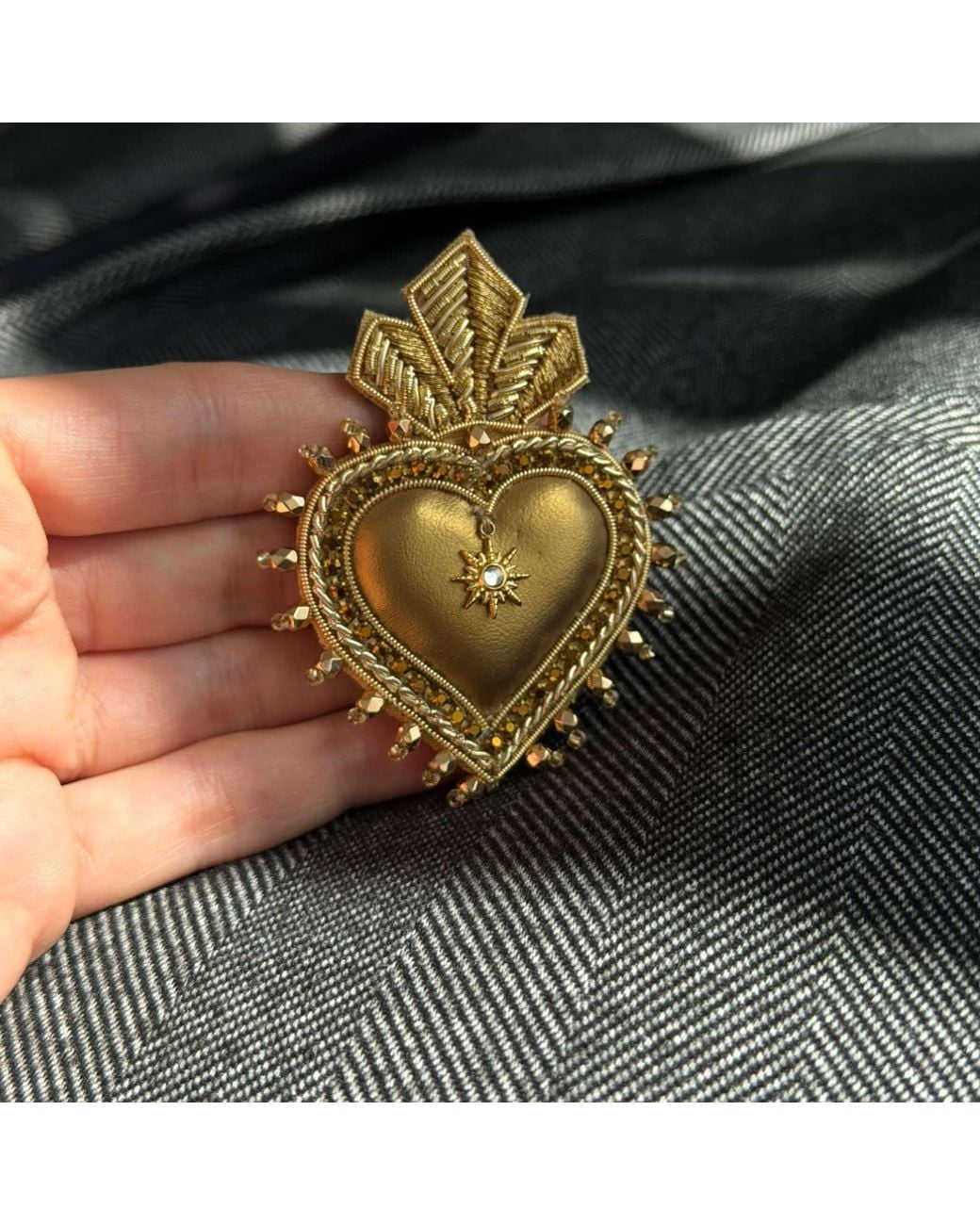 VETKA Metallic Heart Brooch – Golden Secret