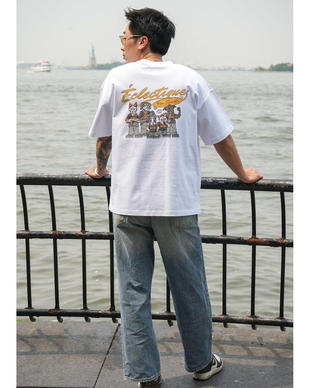 Éclectique White Graphic T-Shirt Paw Squad for men