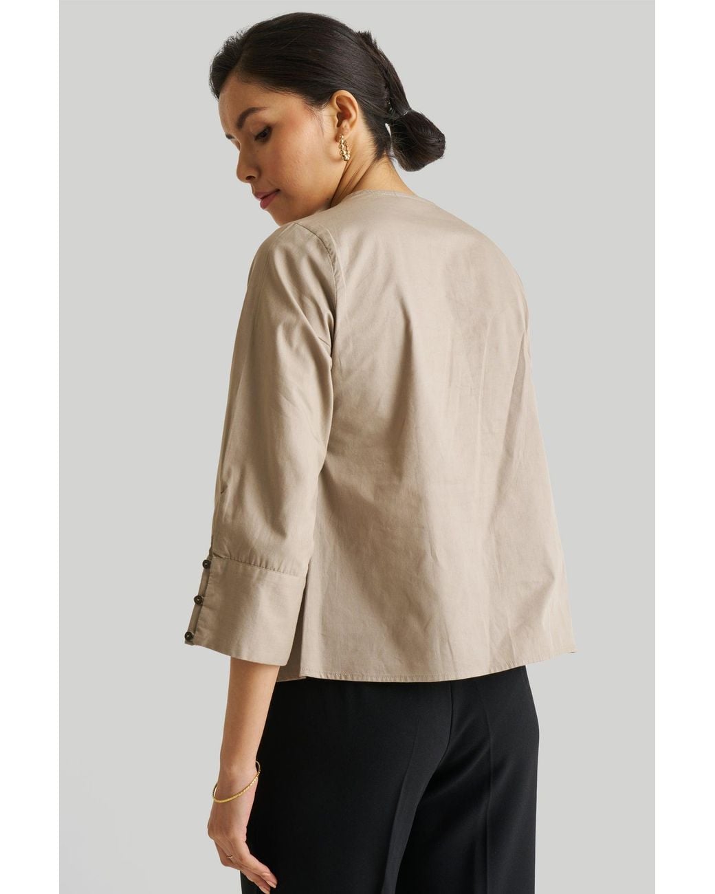 REISTOR Gray Front Twist Ecru Cotton Top