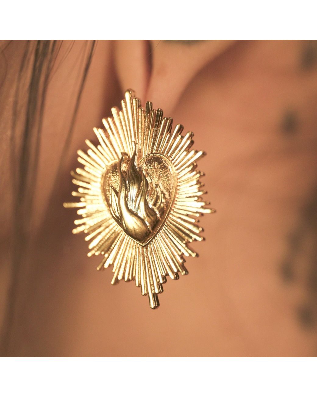IN CAUDA VENENUM Metallic Tejas Earrings