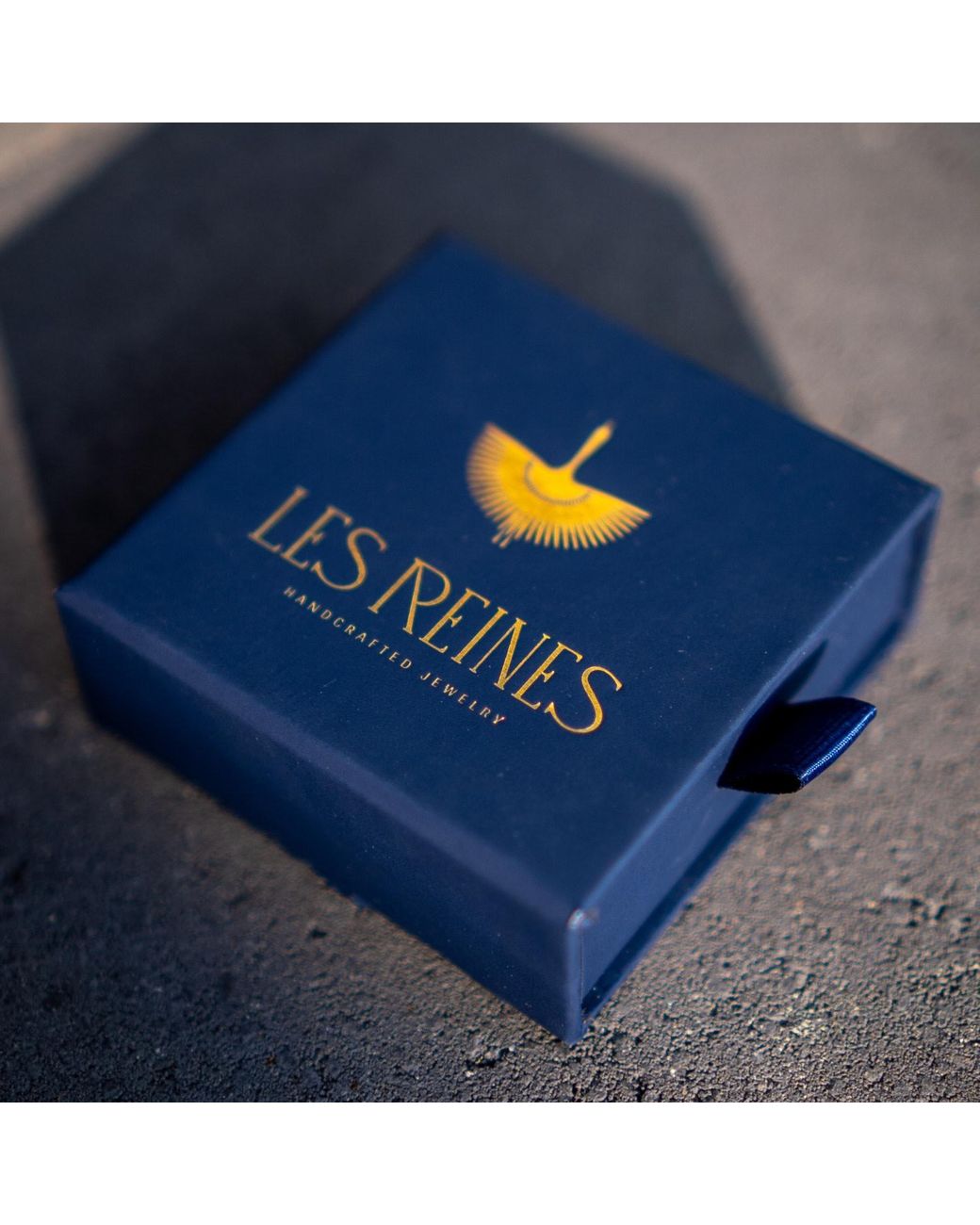 Les Reines Metallic Generosity