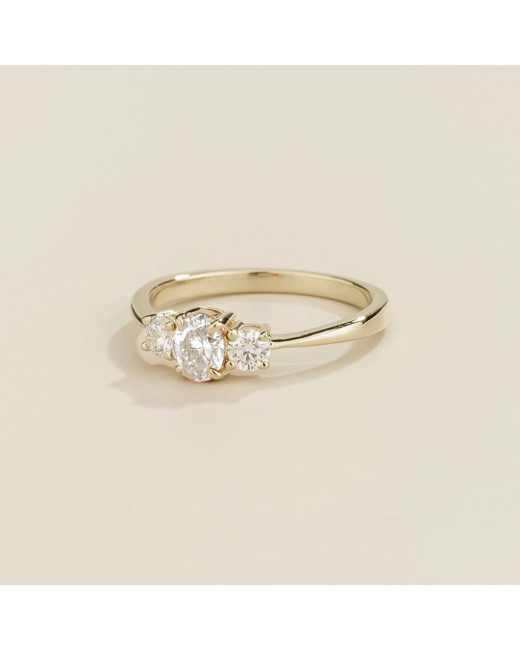 Juvetti Metallic Boble Diamond Oval Three-Stone Ring