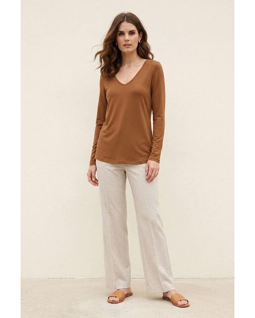 Conquista Brown Refined V-Neck Jersey Top
