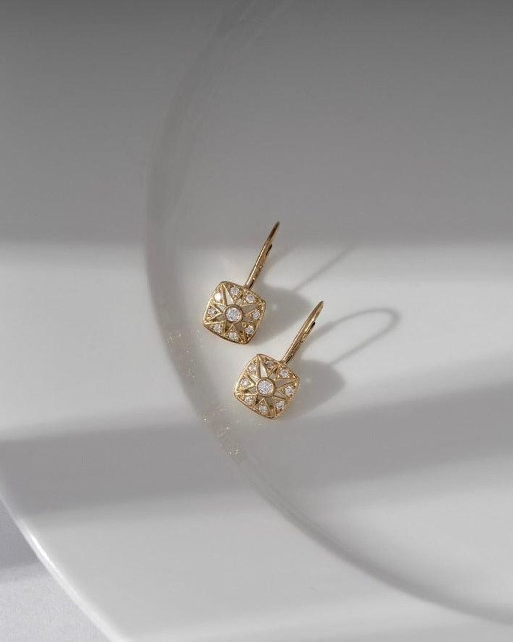 Diamonbliss Metallic Marilyn Monroe Vintage Square Leverback Earrings