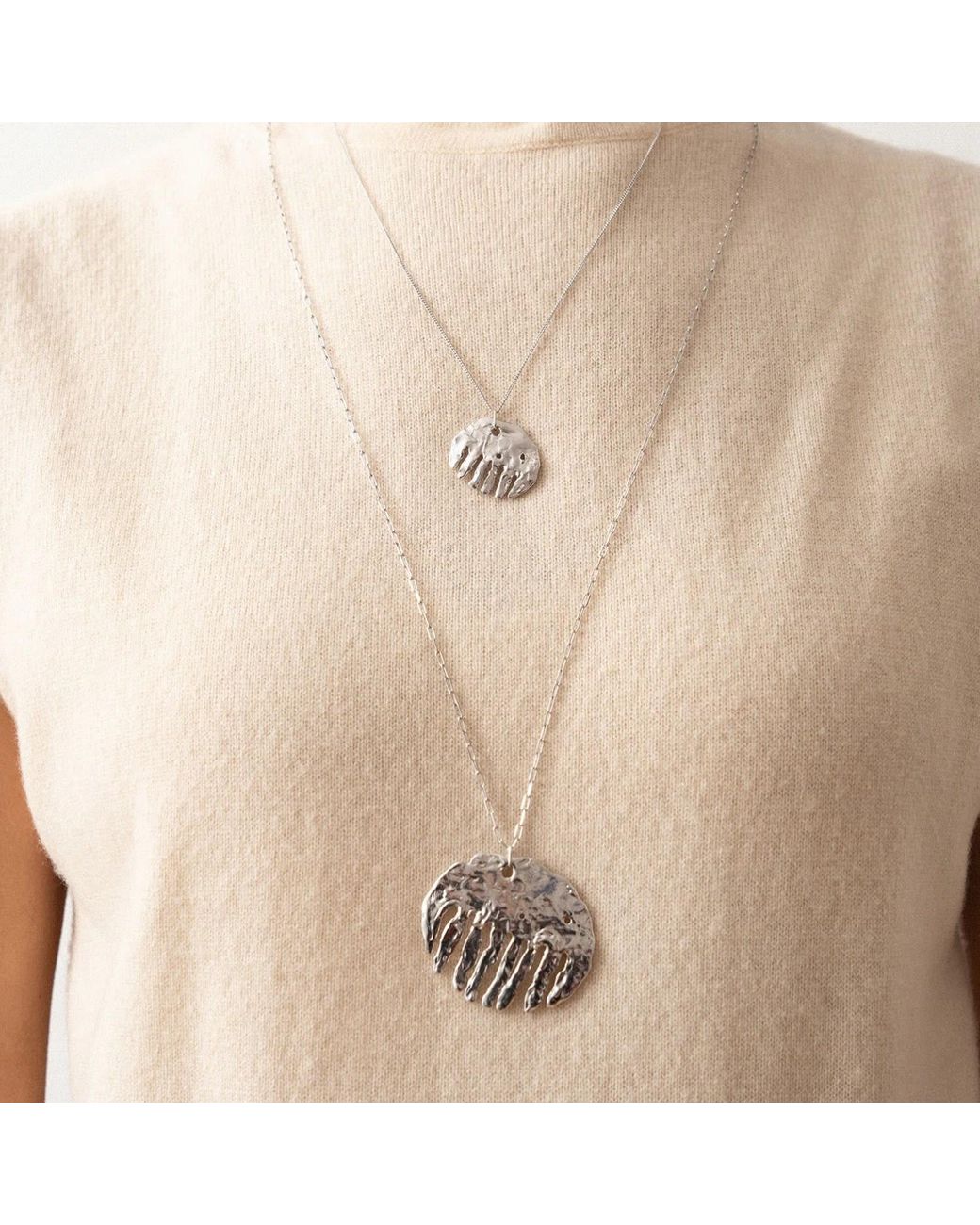 EVA REMENYI White Simon Radvan X Comb Necklace Mini