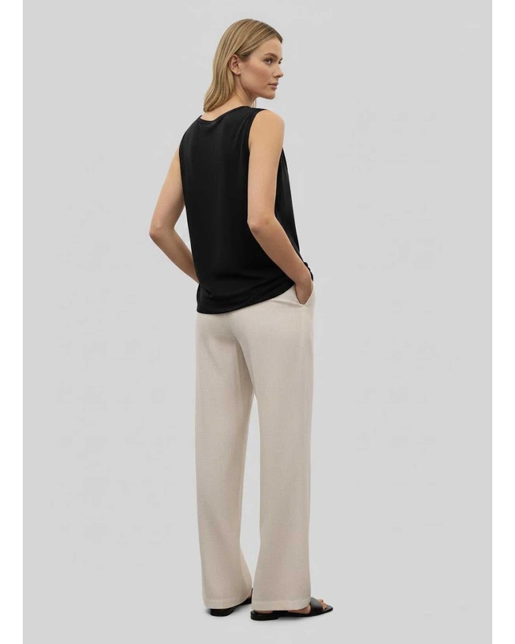 Conquista Blue Essential Sleeveless Scoop-Neck Top
