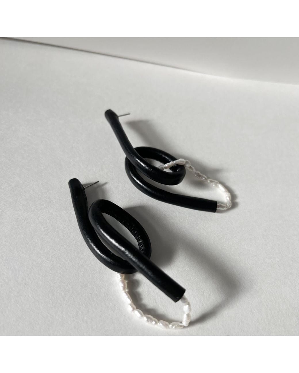 WAIWAI Black Pearl Twist Leather Earrings