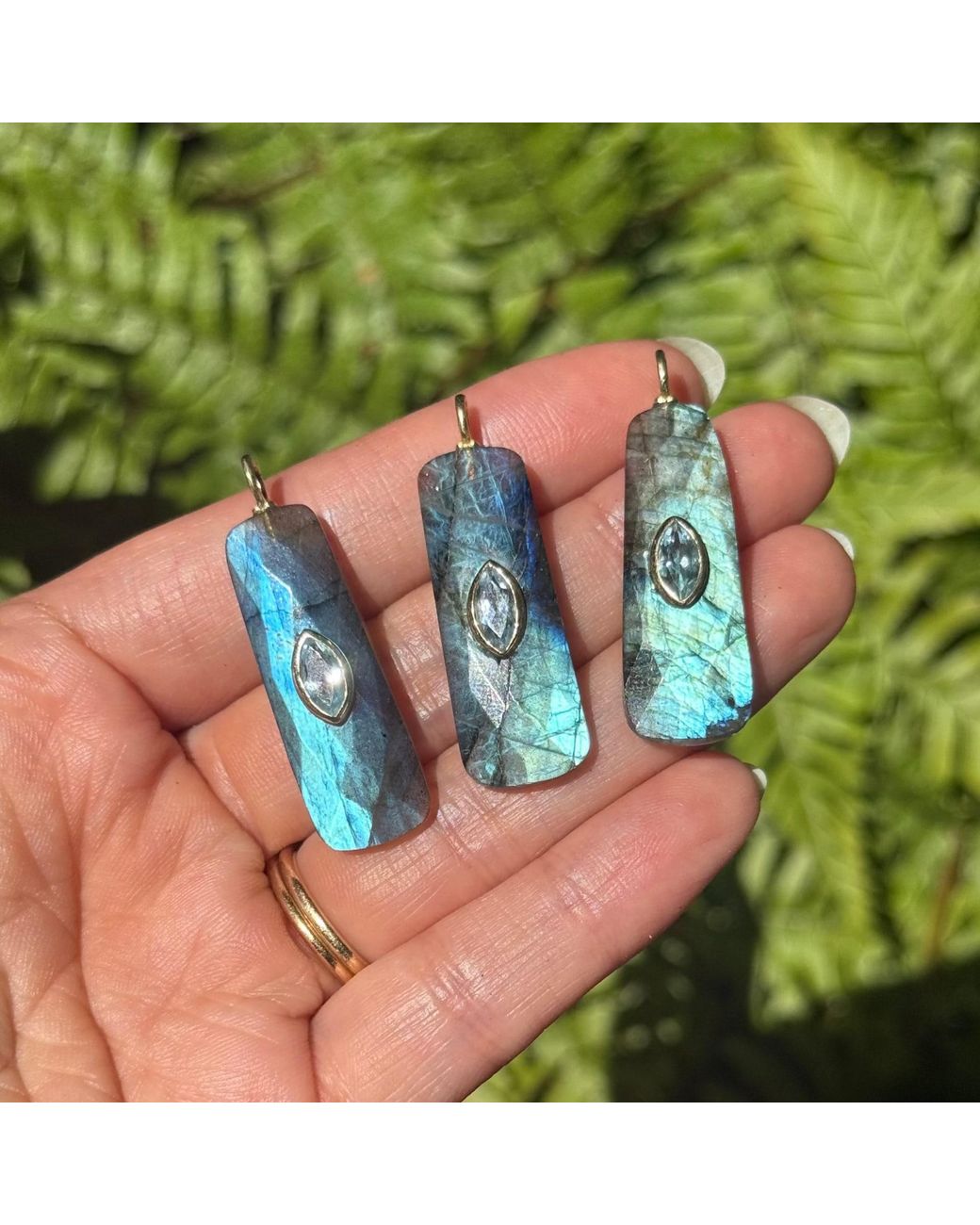 KAMARIA Green Labradorite Gemstone Pendant With Topaz