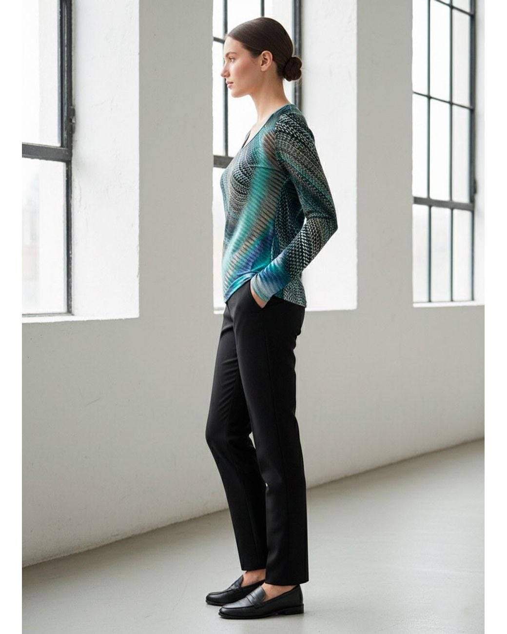 Conquista Green Abstract Print V-Neck Top – Elegant Long Sleeve Design