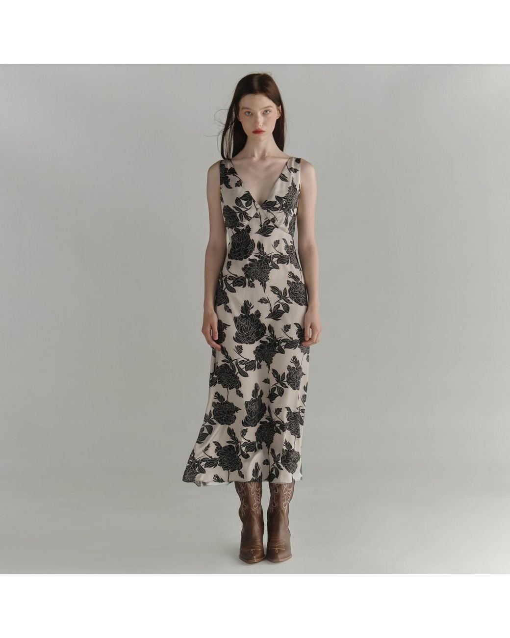 Belsize25 Black Sicily Day & Night – Floral V-Neck Satin Midi Dress With Flowers