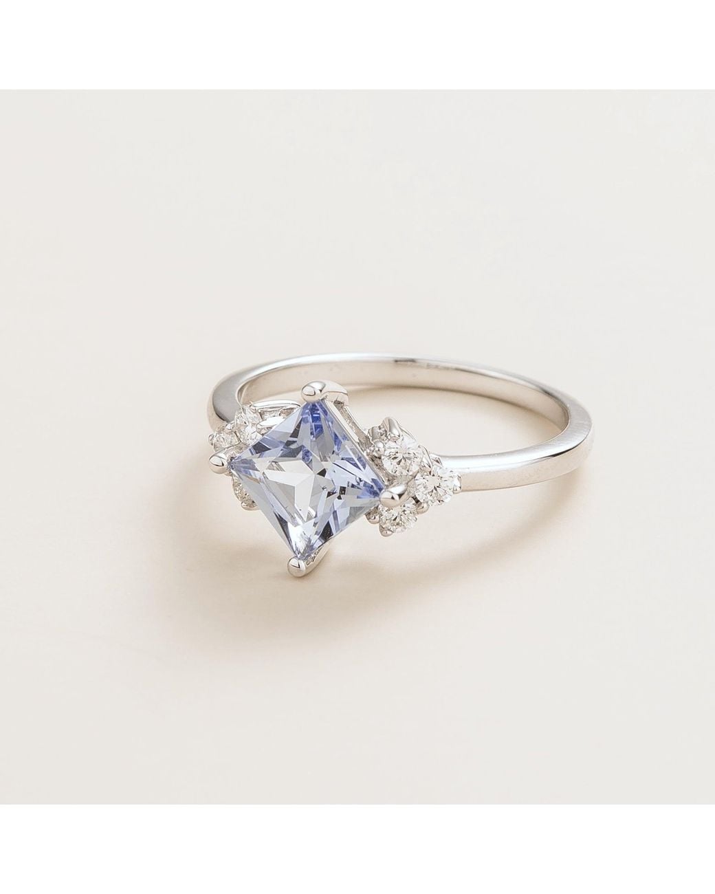 Juvetti White Amore Ring