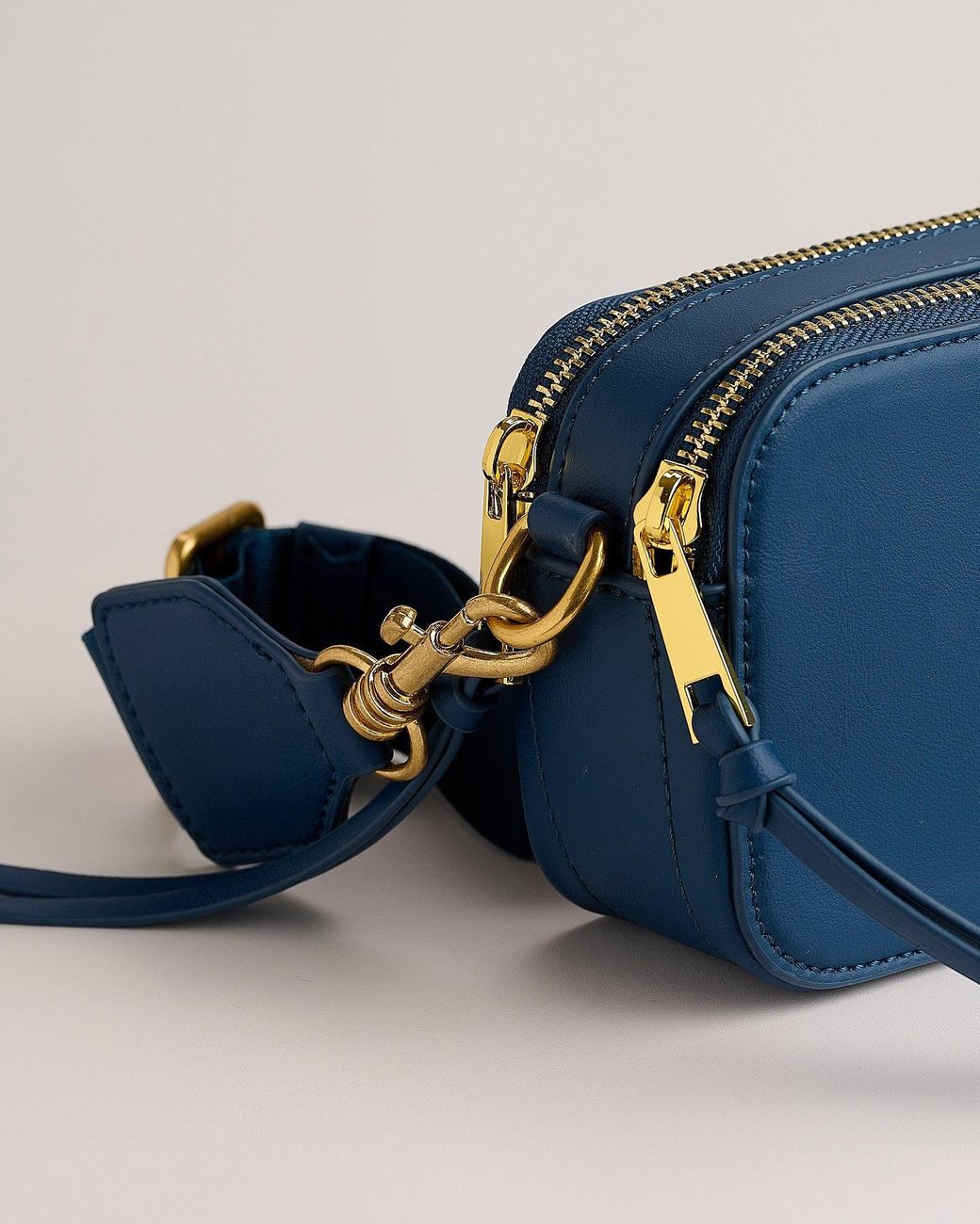 No.49 Handbags Blue Kiki Dark Camera Bag