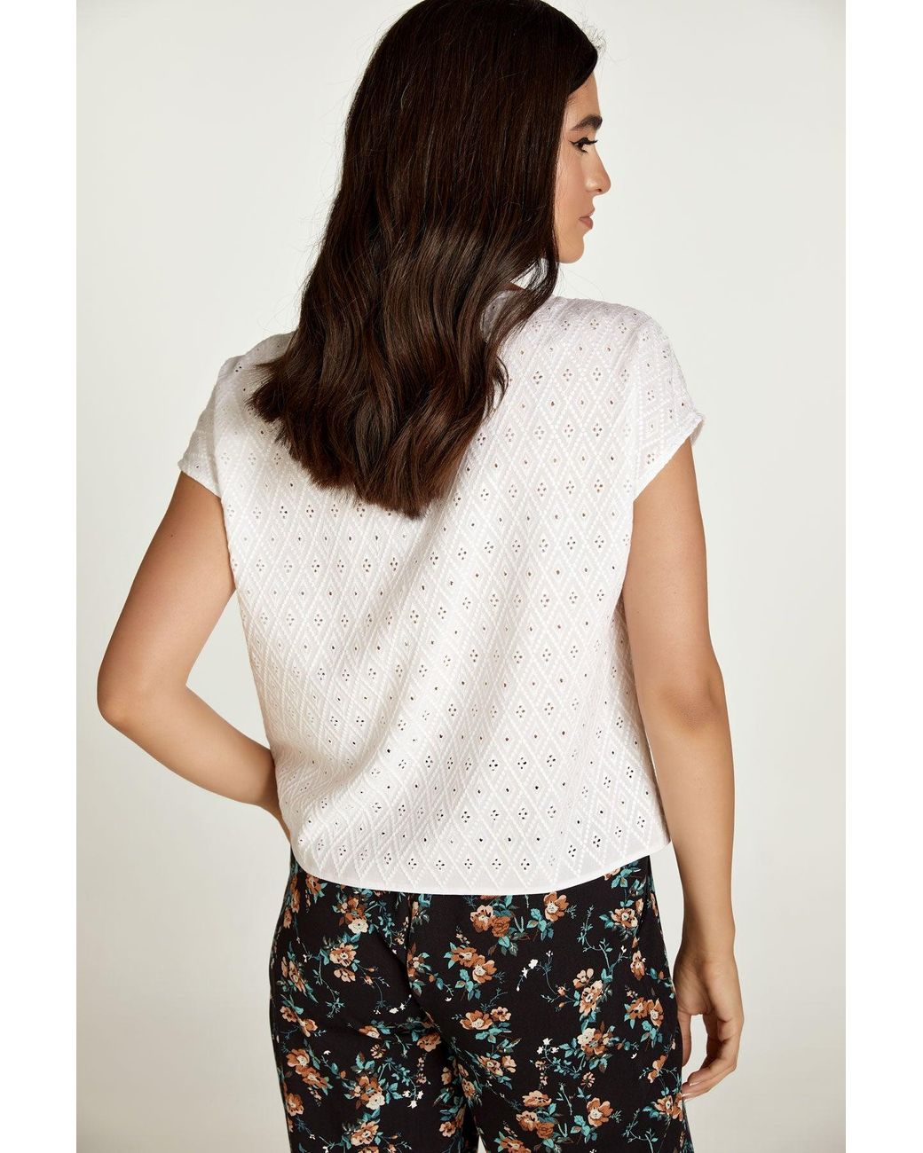 Conquista White Sleeveless Embroidered Top