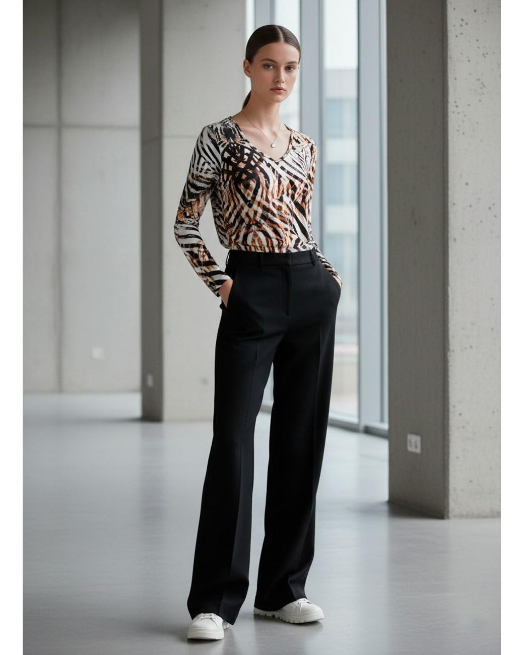 Conquista Black Abstract Zebra-Print Long-Sleeve V-Neck Top