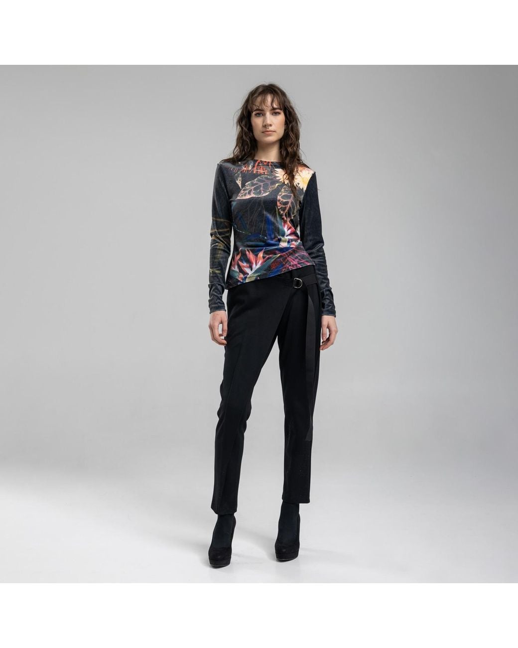 ARTISTA Black Floral Print Velvet Round Neck Top