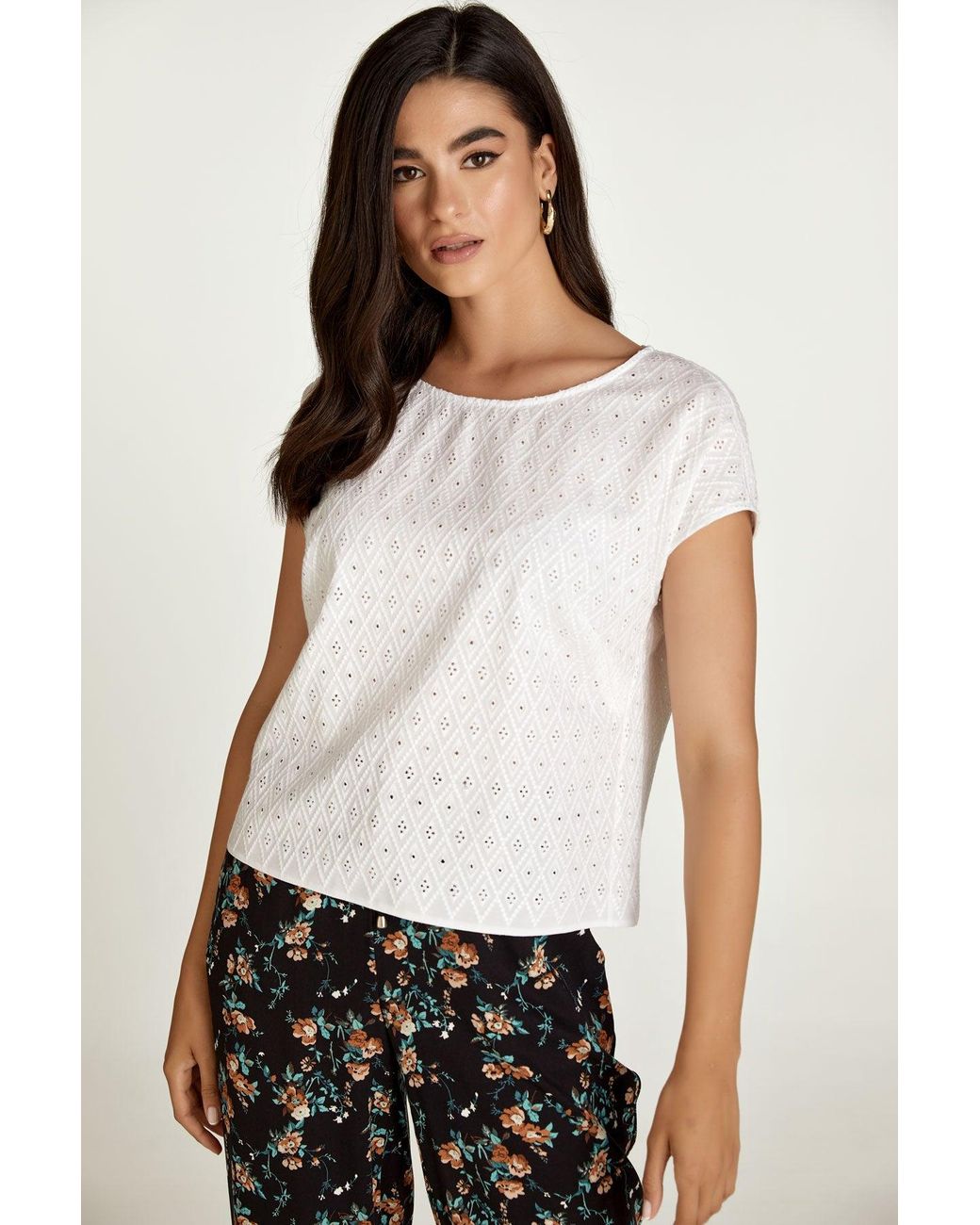 Conquista White Sleeveless Embroidered Top