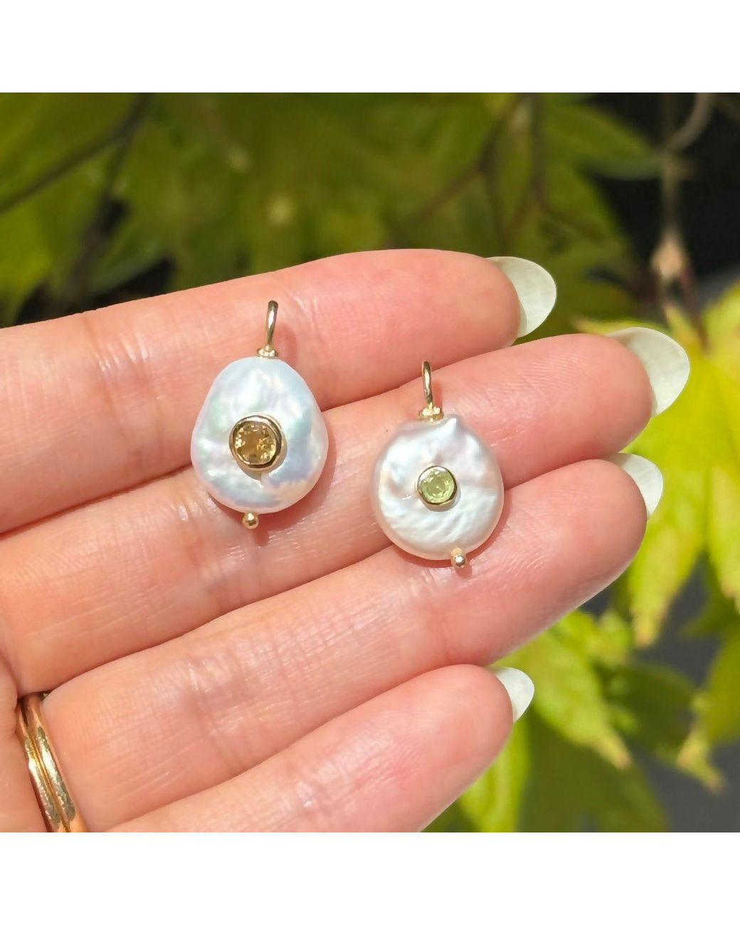 KAMARIA White Pearl Coin Pendant With Inlay Stone