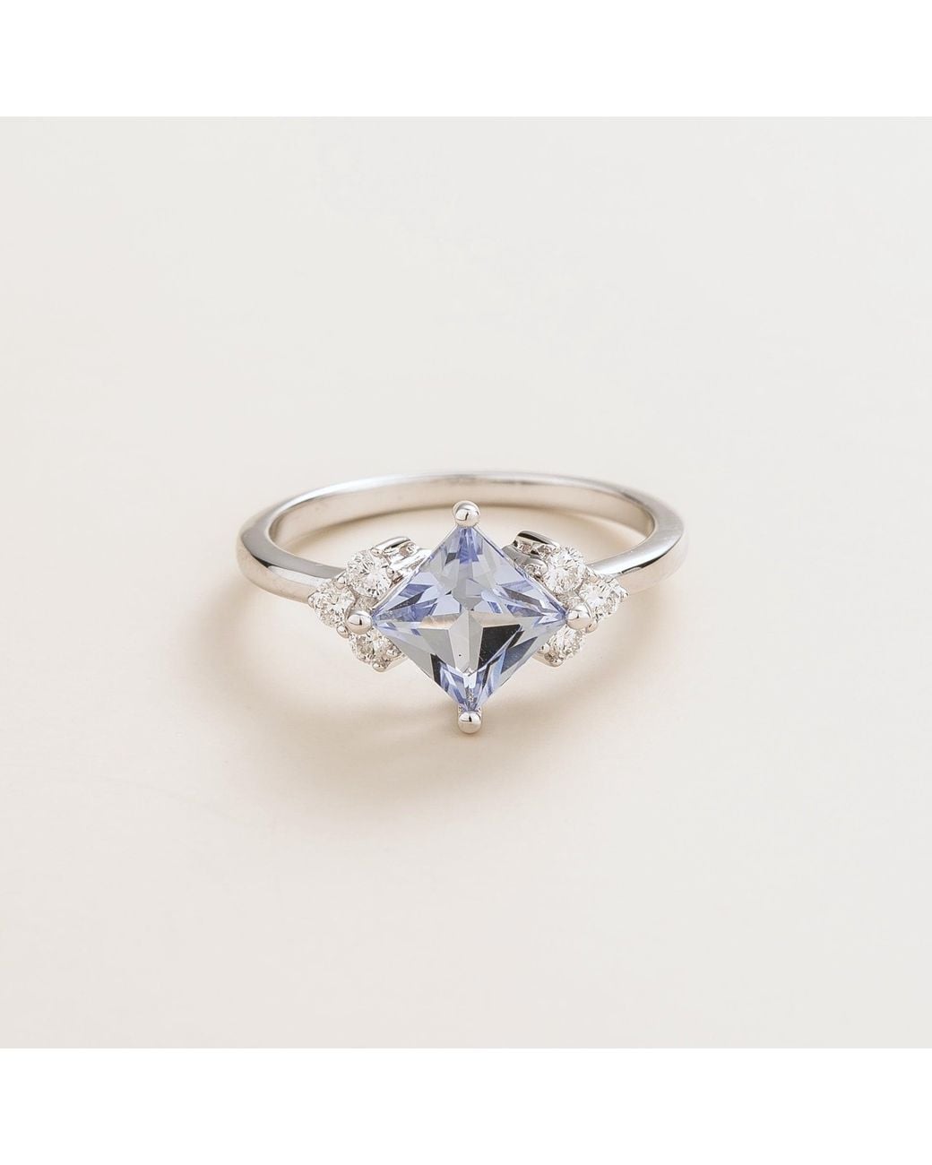 Juvetti White Amore Ring