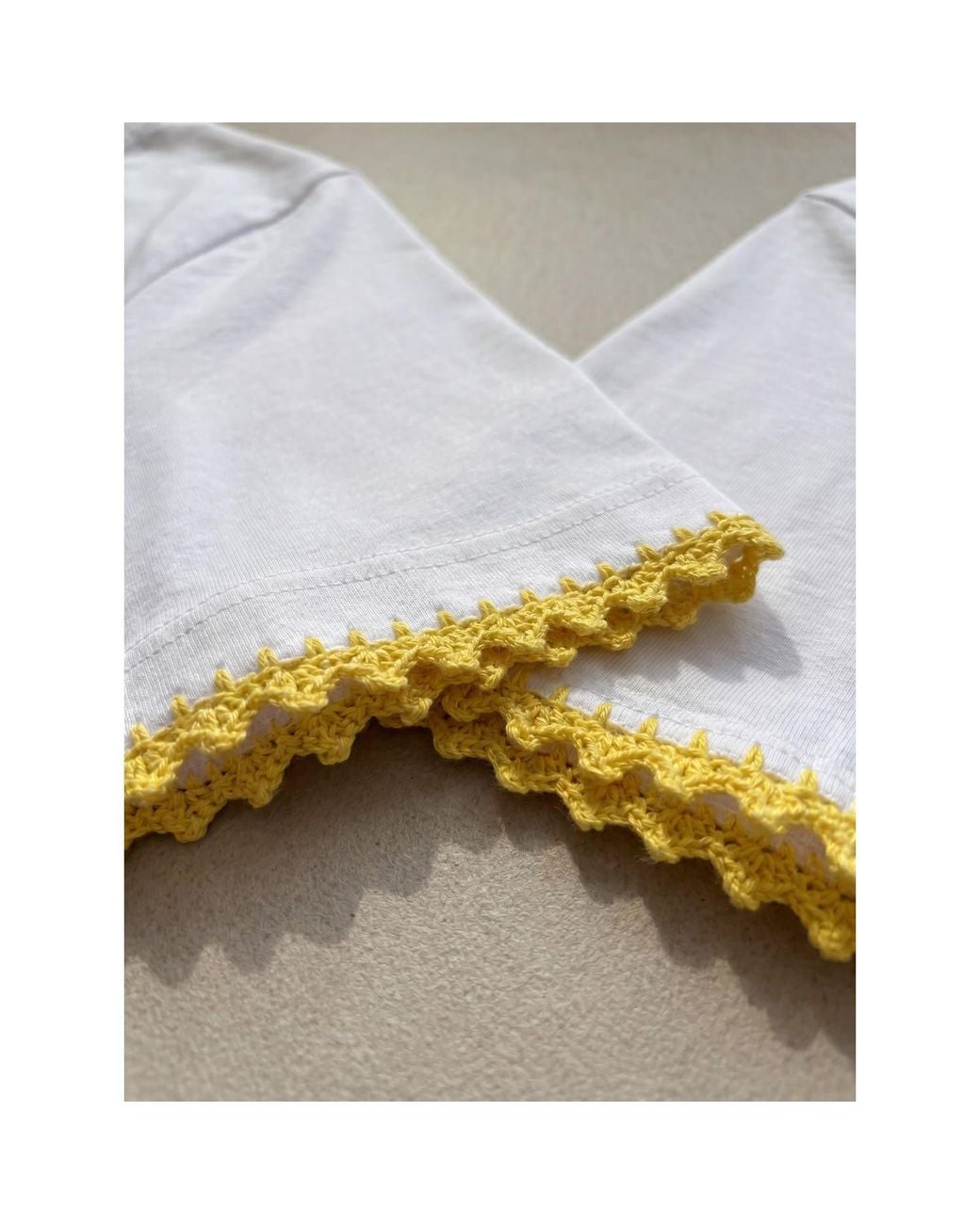 Ana Chic White Daisy Handmade Crochet Applique Cotton Tee