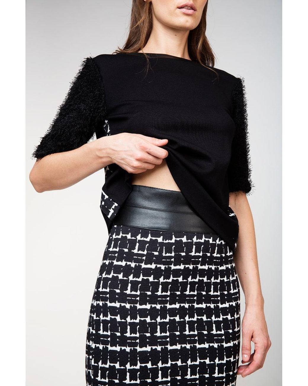 Conquista Black High-Waisted Midi Pencil Skirt