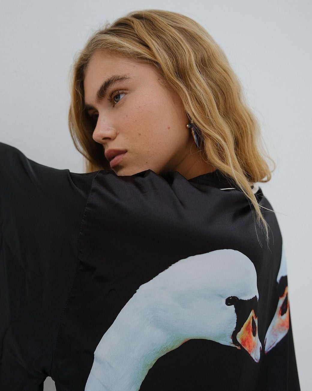 Noblesse Oblige Black Swan Robe