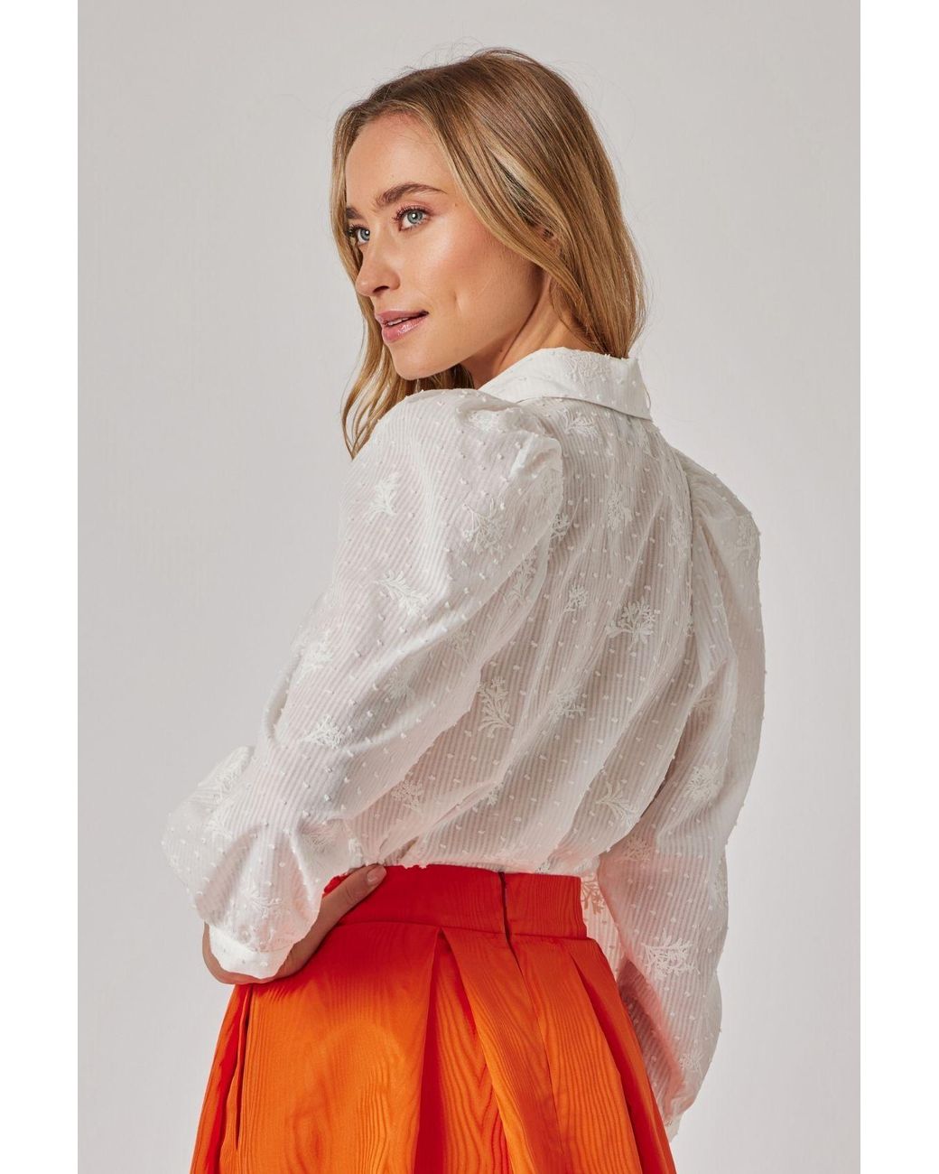 Marianna Déri White Blouse With Floral Embroidery