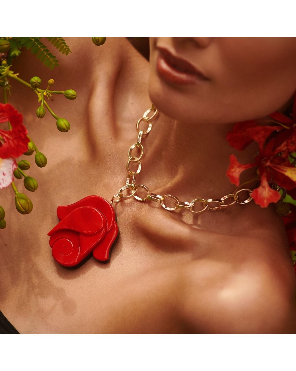 Gissa Bicalho Black Handmade Acrylic Necklace Chain Rose