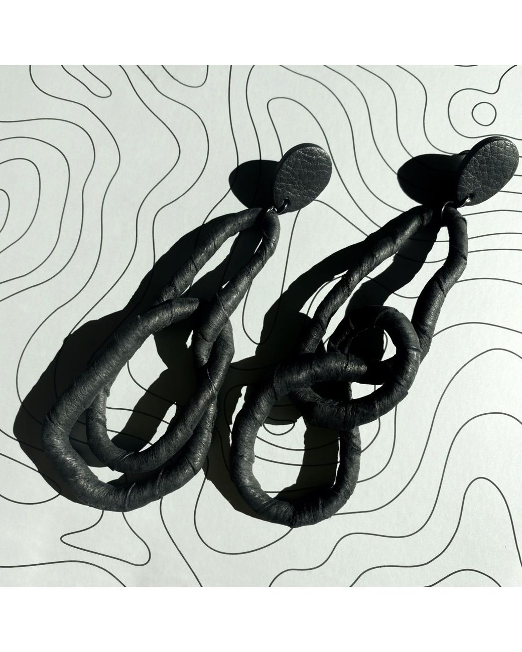 WAIWAI Black Flexi Dangle Earrings