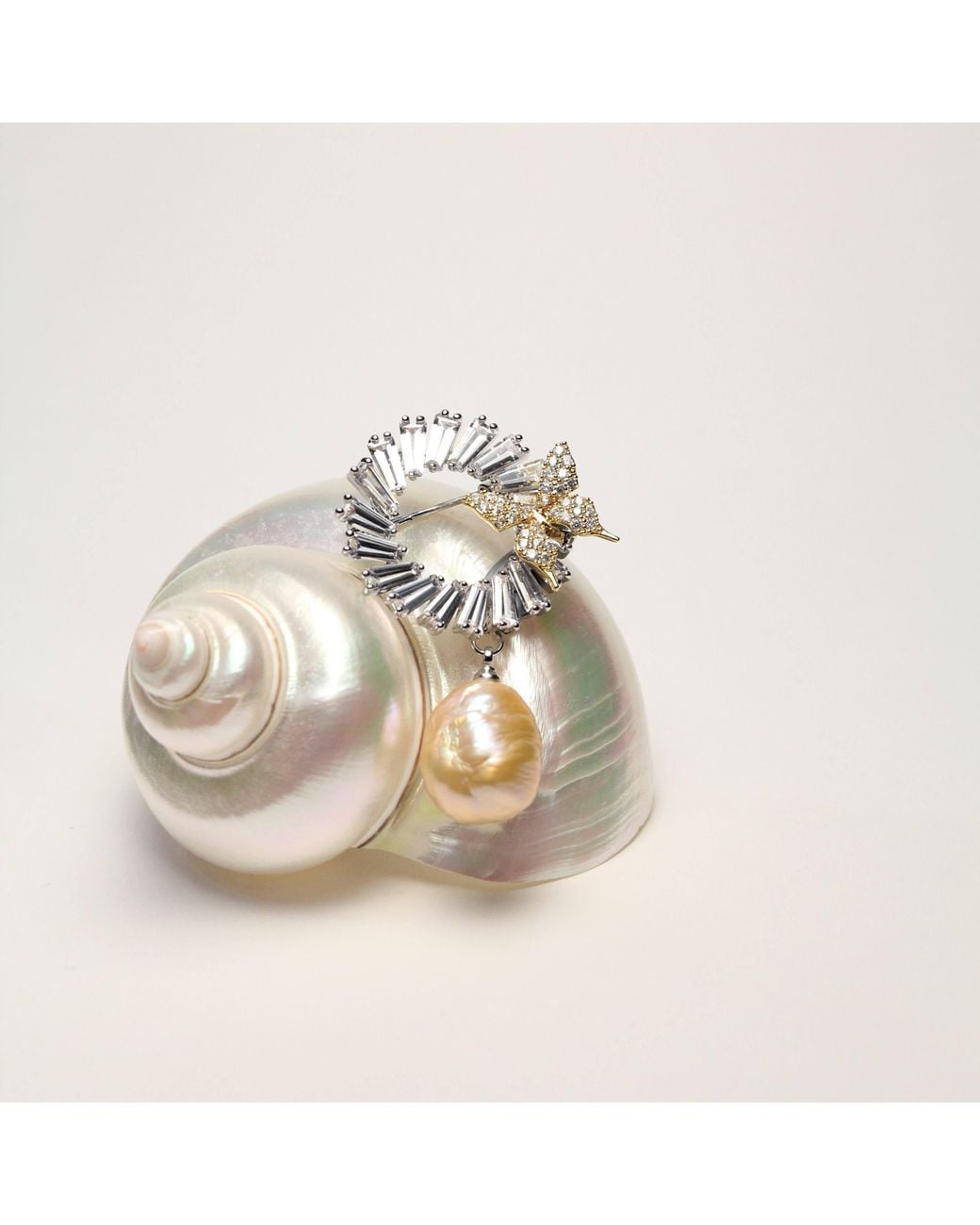 Ninemoo White Aurora Grace Brooch-Pendant