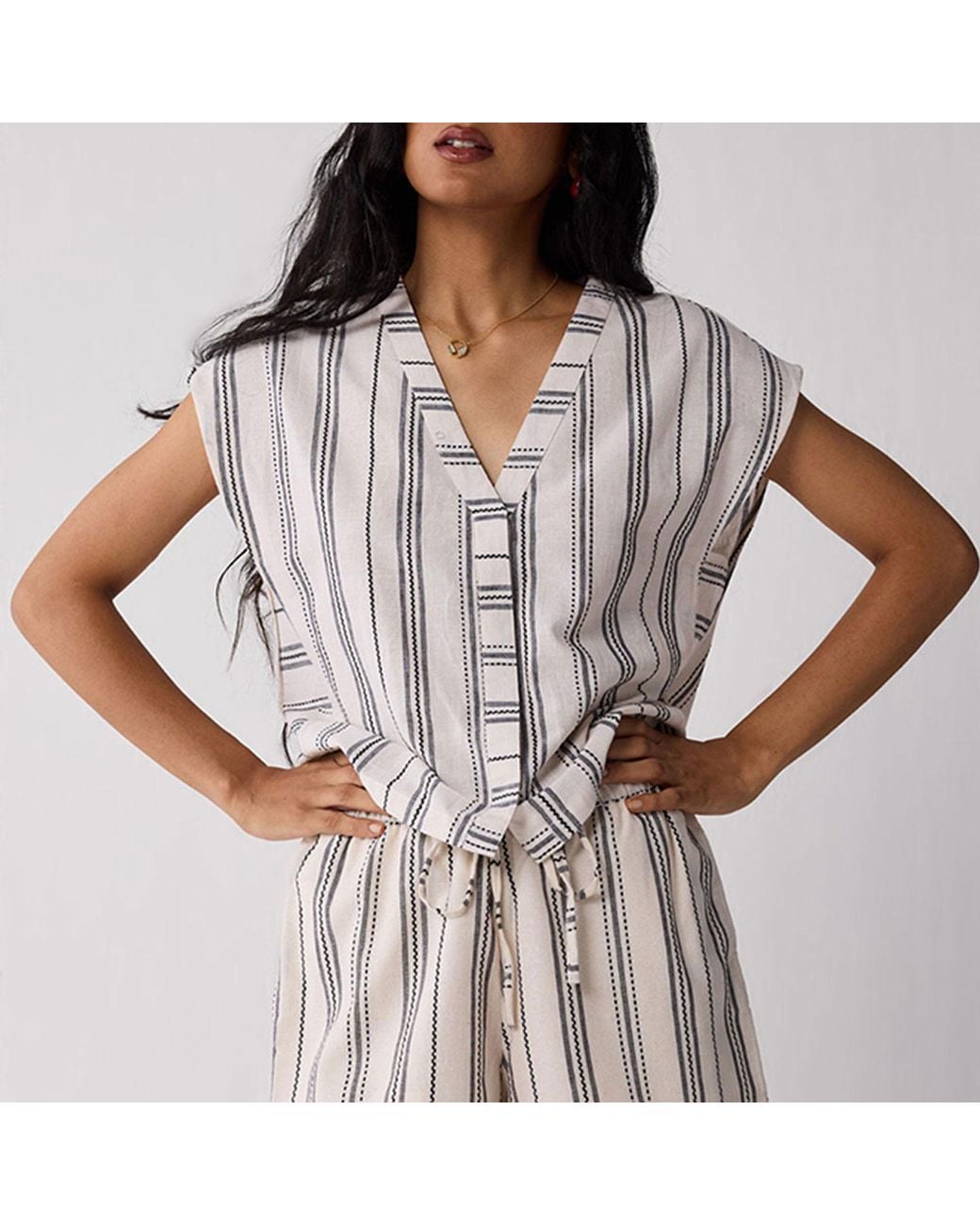 REISTOR White Relaxed V-Neck Top