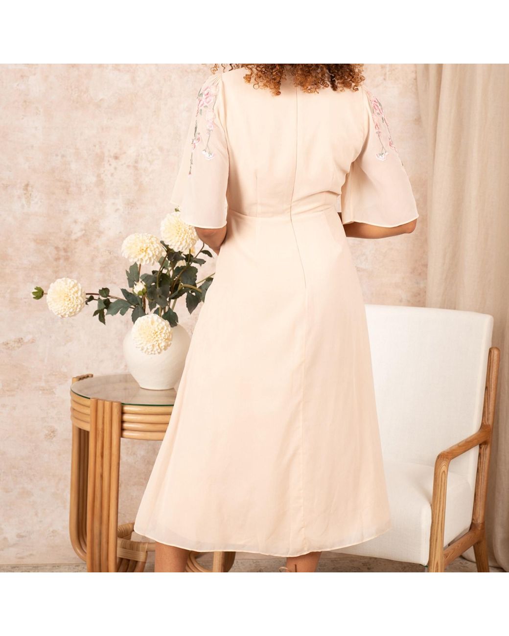 Hope & Ivy Neutrals The Celina 3d Floral Embroidered Flutter Sleeve Plunge  Front Button Midi Dress in Pink | Lyst