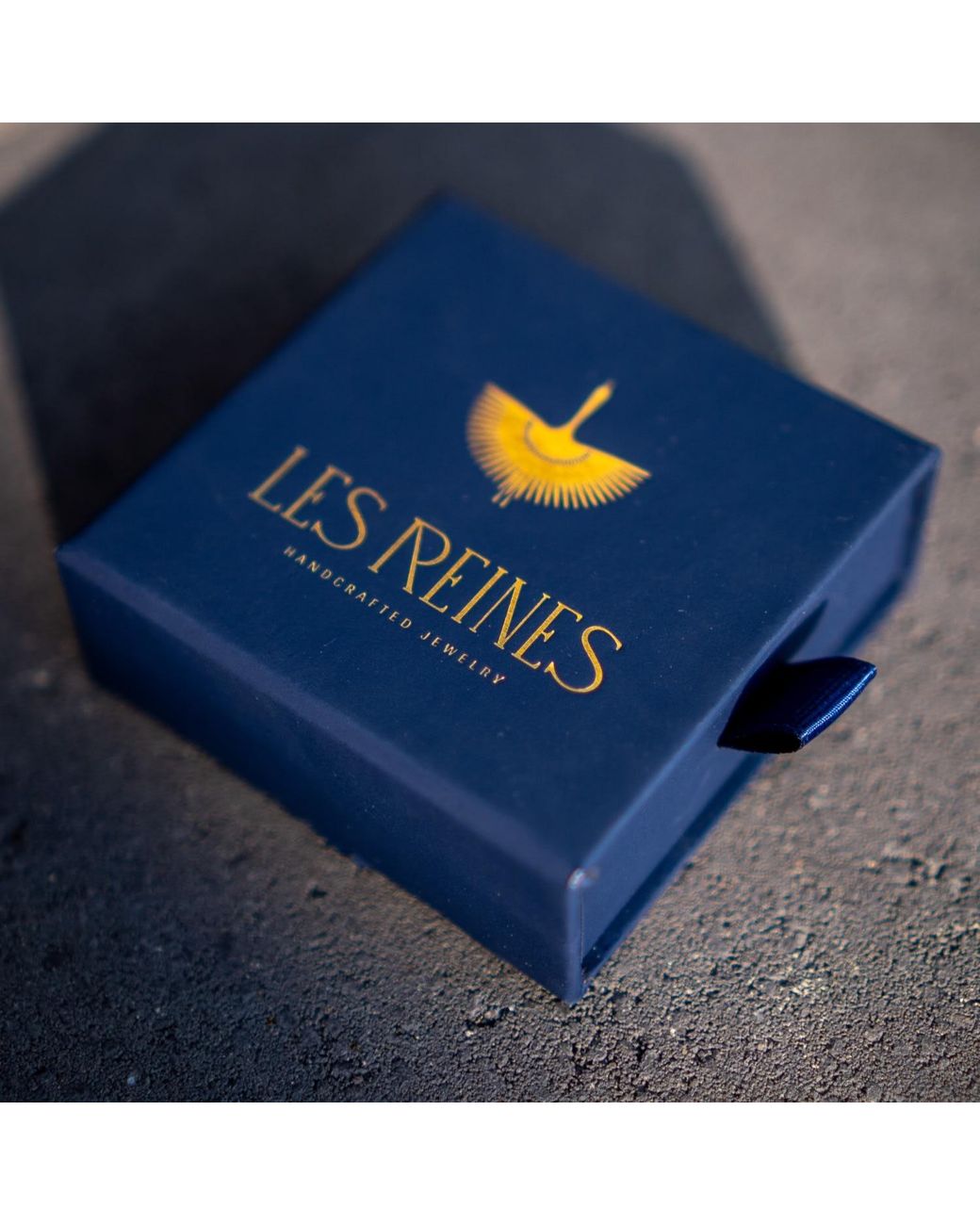 Les Reines Metallic Golden Key