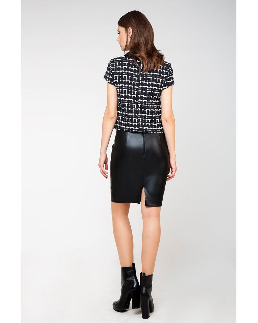 Conquista Black Short Sleeve Allover Print Top