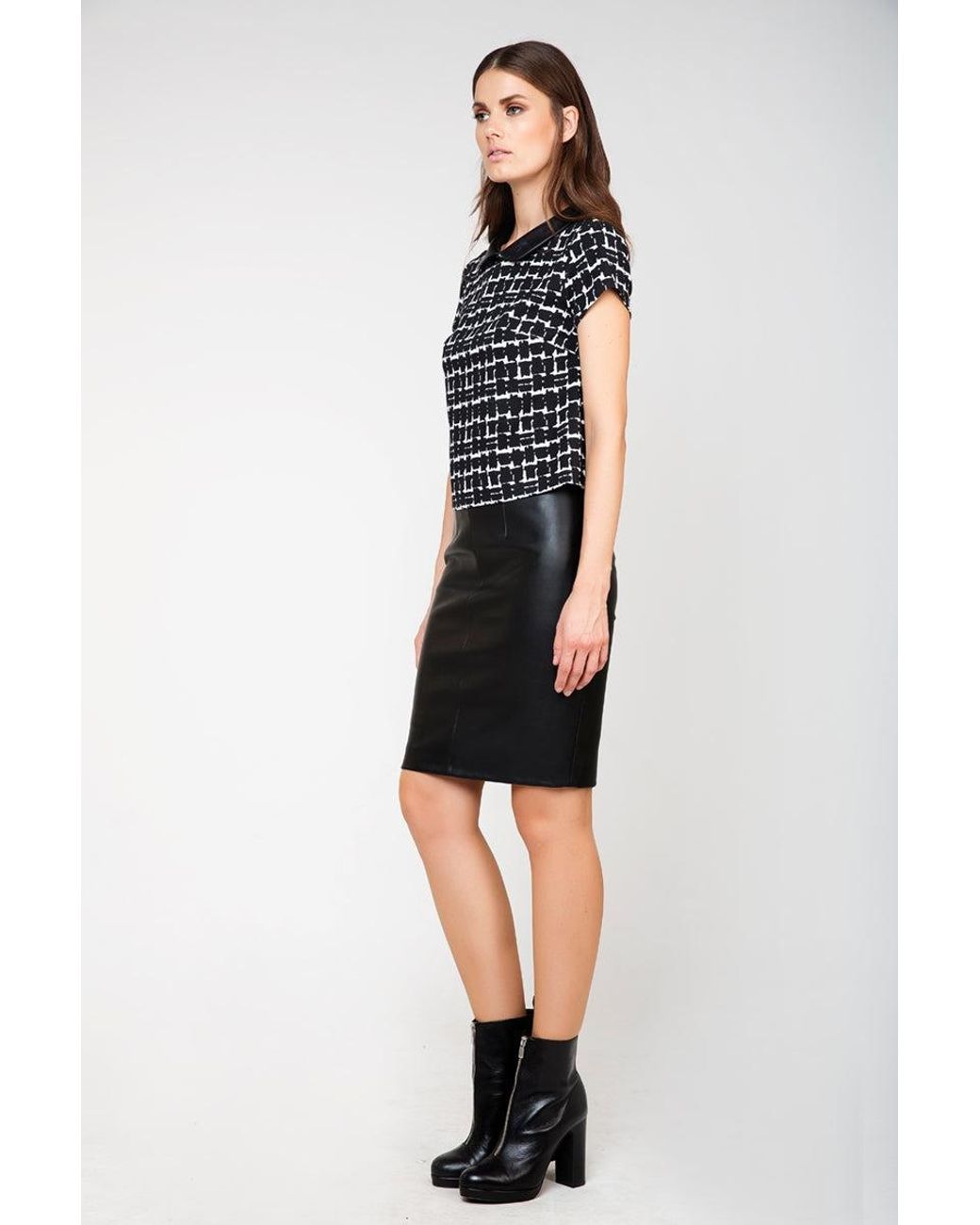 Conquista Black Short Sleeve Allover Print Top