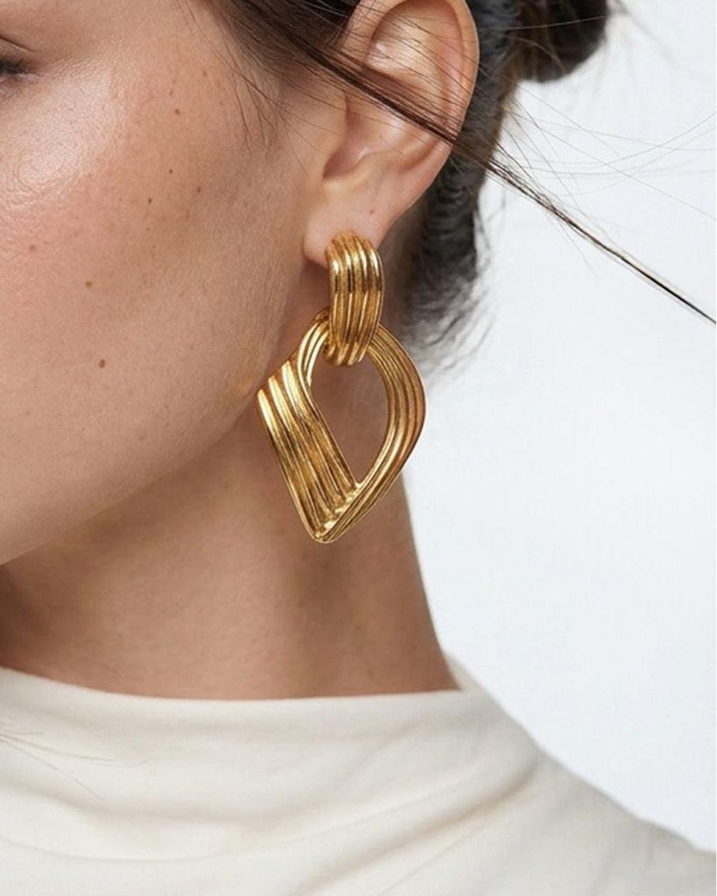Elk & Bloom Metallic Large Thick 14K Ribbed Drop Hoop Studs
