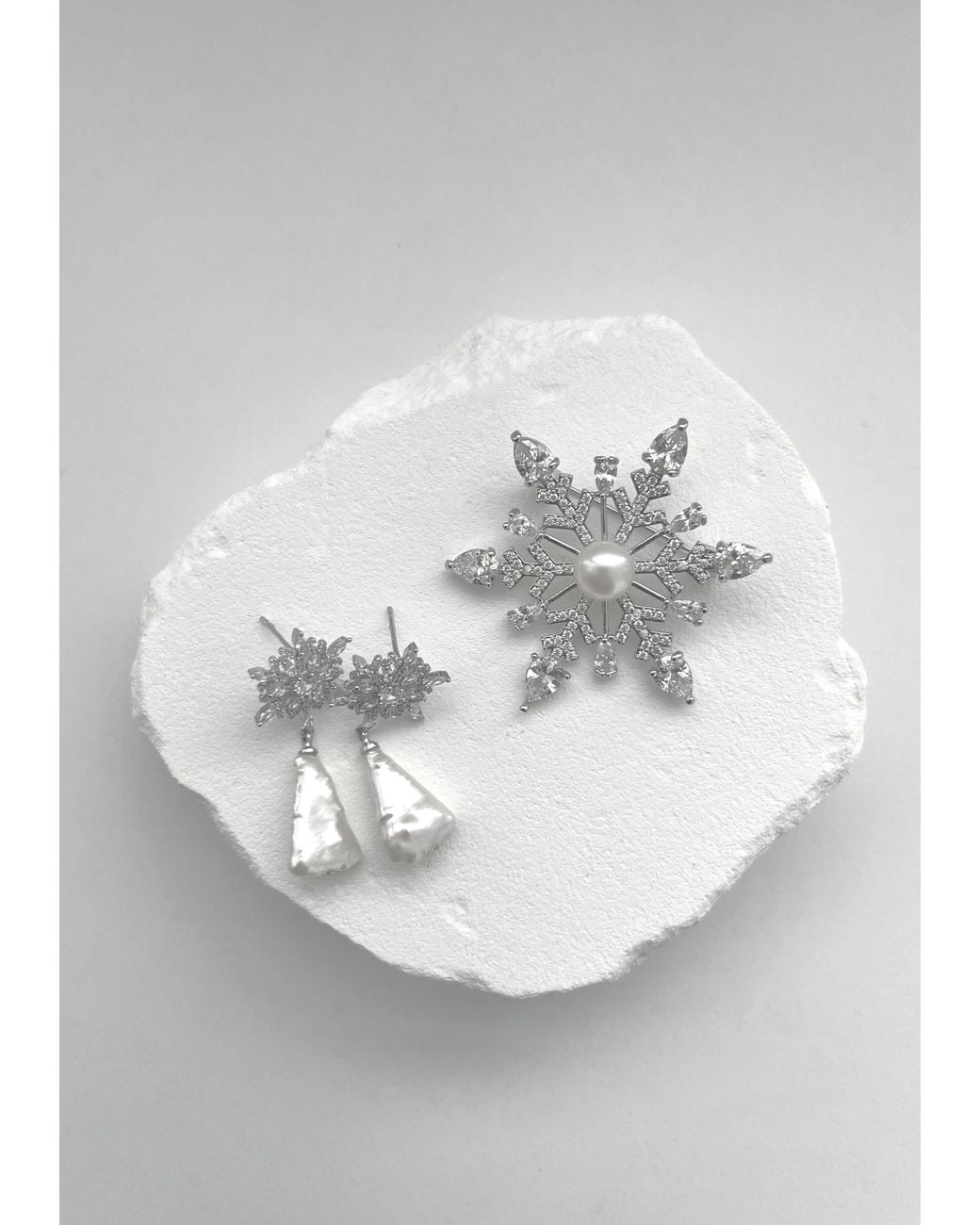 Ninemoo White Fleur De Givre Pearl Drop Earrings