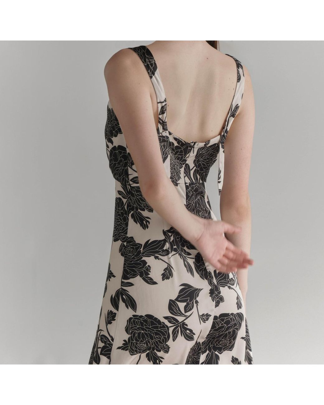 Belsize25 Black Sicily Day & Night – Floral V-Neck Satin Midi Dress With Flowers