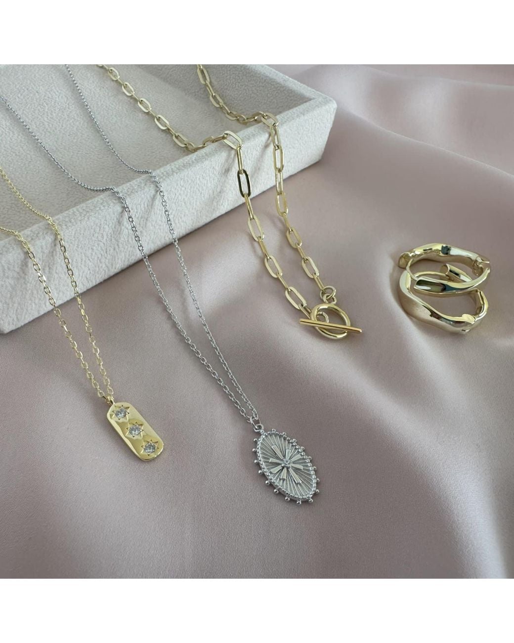 Clemence Wren Metallic Oval Star Pendant Necklace