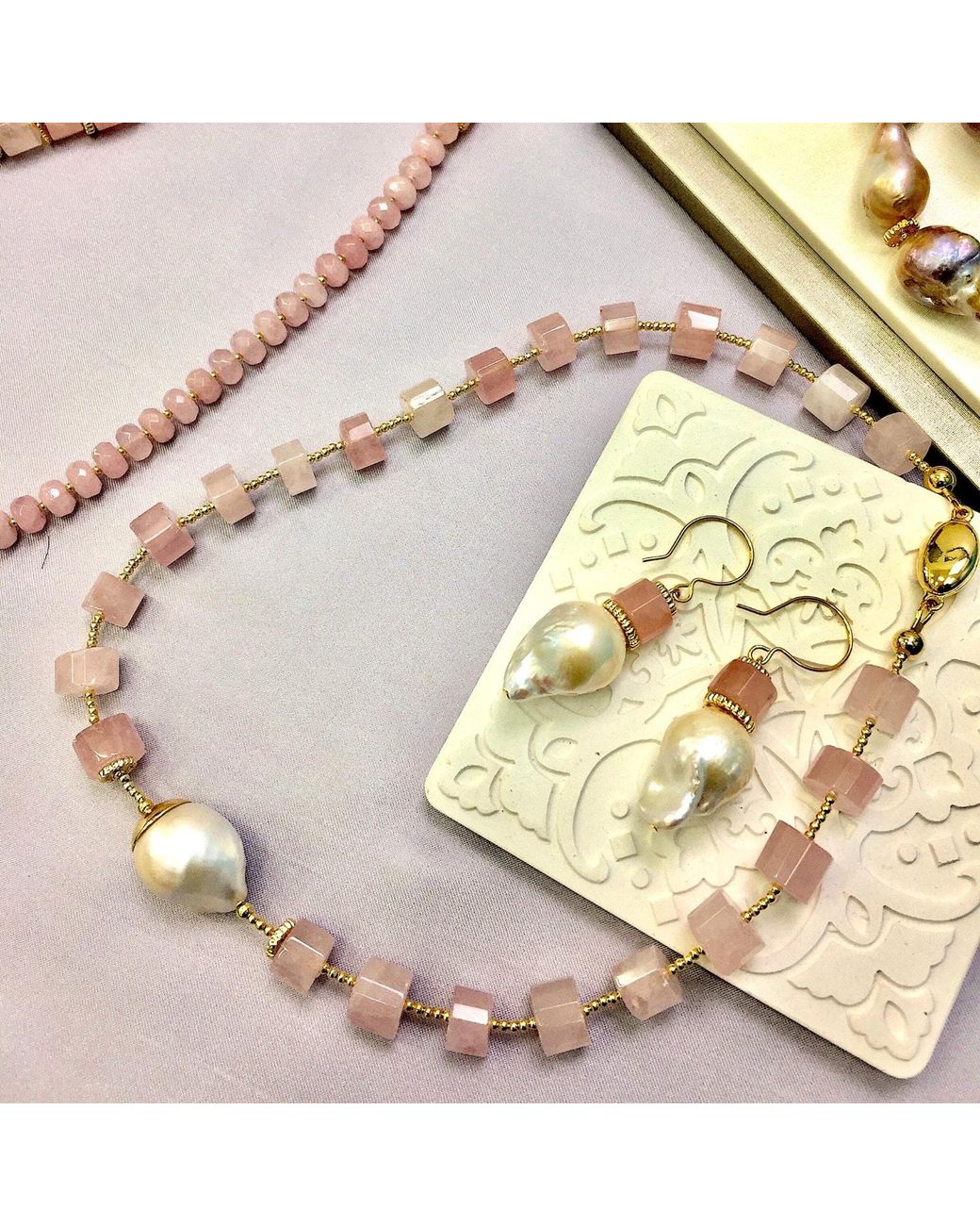 Farra Multicolor Rose Quartz With Baroque Simple Short Necklace