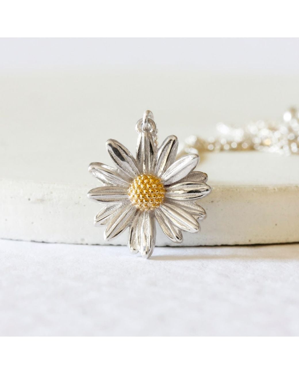 Lee Renee White Daisy Necklace –