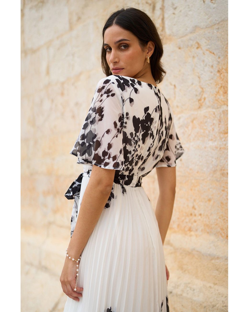 Yumi' White Mirror Floral Design Pleated Midi Dress
