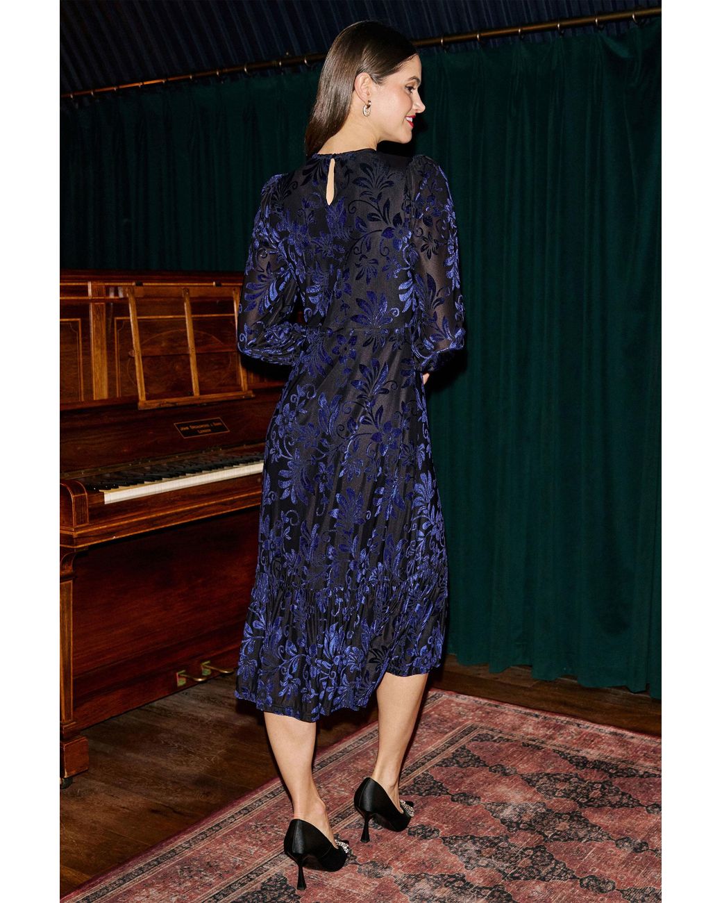 Yumi' Blue Velvet Floral Midi Dress